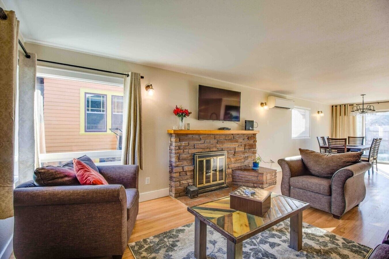 TV, fireplace