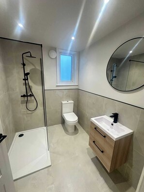 Bathroom - New! Elegant & Modern 1BR City Centre Near High St and Beach (Southend-on-Sea)