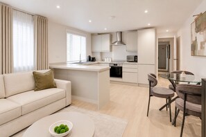 Smart TV - New! Modern & Stylish 1BR City Centre Near High St and Beach (Southend-on-Sea)