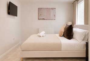 1 quarto, ferros/tábuas de passar roupa, berço de viagem