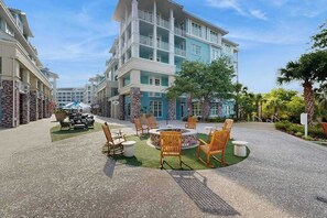 Outdoor dining - Lagoon-View Villa Steps from the Beach (Isle of Palms)