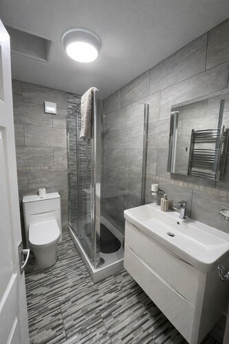 Spacious & Modern 2BR Flat in Bury Town Centre