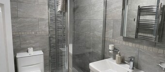 Spacious & Modern 2BR Flat in Bury Town Centre