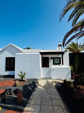 Exterior - PRIVATE VILLA WITH GARDEN, CLOSE TO FLAMINGO BEACH (Playa Blanca)