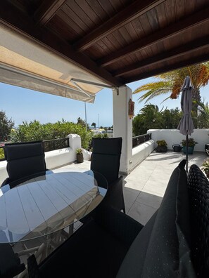 Outdoor dining - PRIVATE VILLA WITH GARDEN, CLOSE TO FLAMINGO BEACH (Playa Blanca)