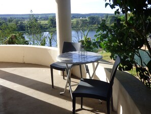 Outdoor dining - Vrbo Property (Blois)