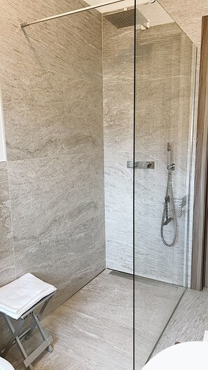 Dusche, Haartrockner, Bidet, Handtücher