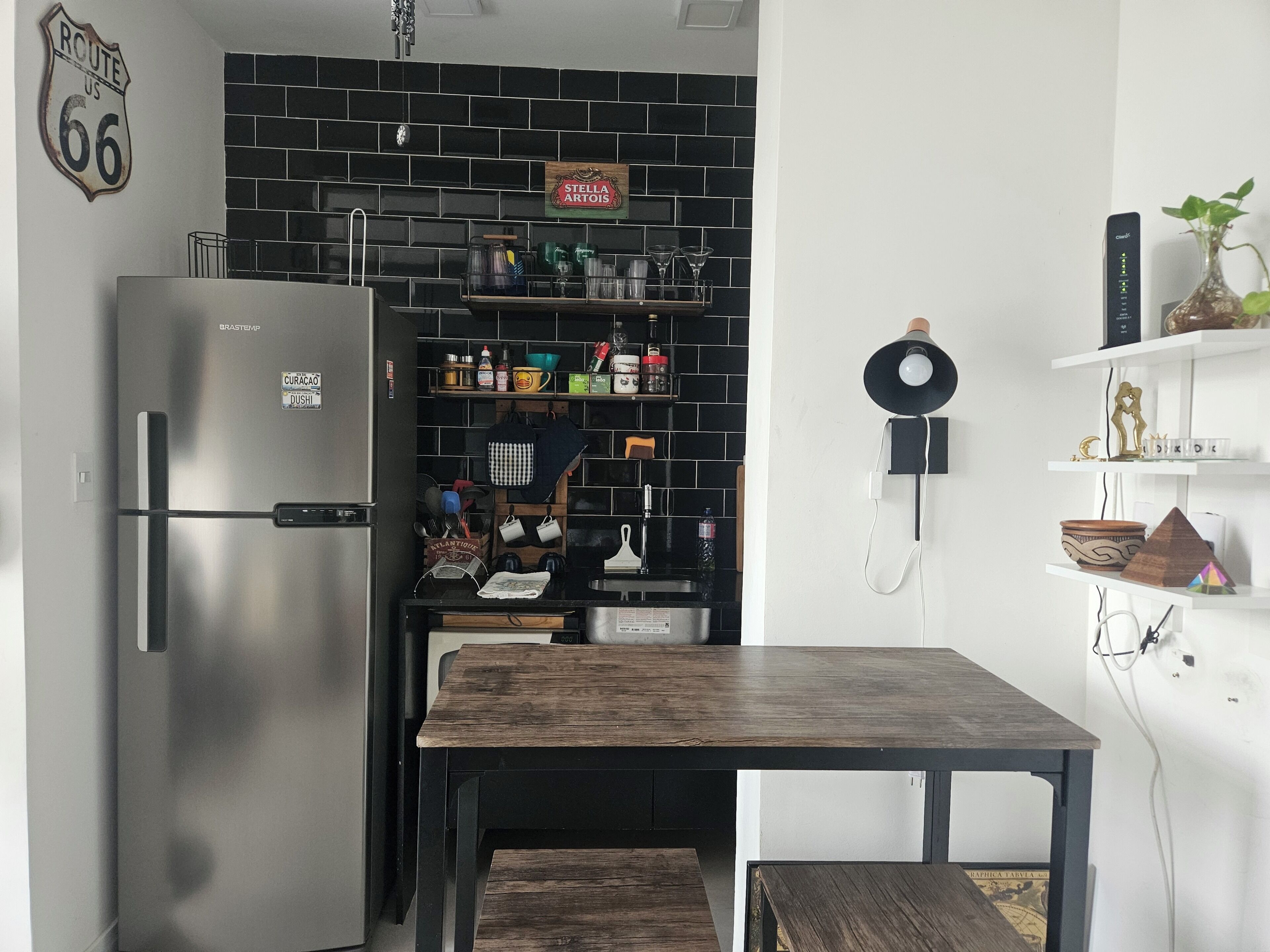 Kylskåp, mikrovågsugn, kaffe- och tebryggare och mixer