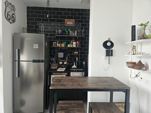 Køleskab, mikrobølgeovn, kaffe-/temaskine, blender