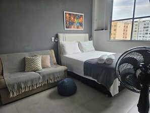 1 bedroom, iron/ironing board, free WiFi, bed sheets - Studio 5 minutes from Copacabana and Ipanema beaches (Rio de Janeiro)