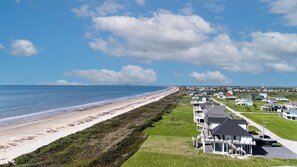 On the beach - Sea Time: 4  BR, 3  BA House in Crystal Beach, Sleeps 12 (Crystal Beach)