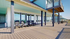 Outdoor dining - Sea Time: 4  BR, 3  BA House in Crystal Beach, Sleeps 12 (Crystal Beach)