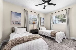 3 bedrooms, iron/ironing board, WiFi, bed sheets - Welcome to Tropical Breeze. A home away from home (Sarasota)