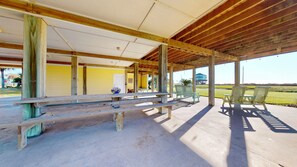 Outdoor dining - Cocos View: 3  BR, 2  BA House in Crystal Beach, Sleeps 10 (Crystal Beach)