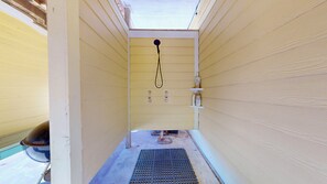 Shower - Cocos View: 3  BR, 2  BA House in Crystal Beach, Sleeps 10 (Crystal Beach)