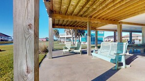 Outdoor dining - Cocos View: 3  BR, 2  BA House in Crystal Beach, Sleeps 10 (Crystal Beach)