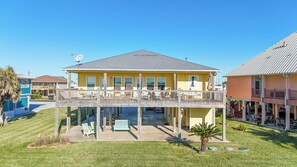 Terrace/patio - Cocos View: 3  BR, 2  BA House in Crystal Beach, Sleeps 10 (Crystal Beach)