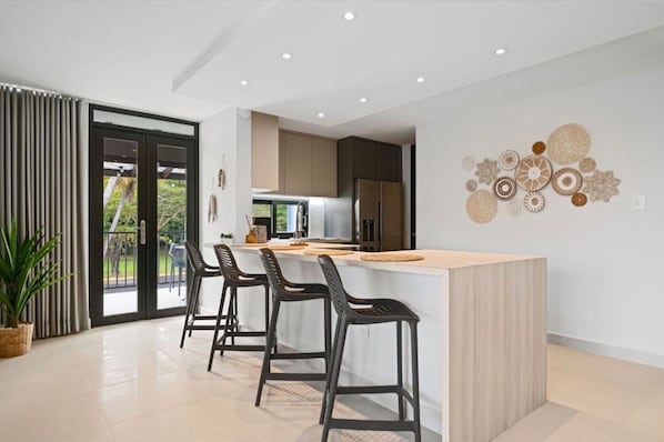 “Bright and modern kitchen with a spacious breakfast bar, perfect for casual meals and gathering together.” - Luxe Yunque Retreat | Pool & Beach Access (Río Grande)