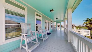 Terrace/patio - 942 Kent: 4  BR, 3  BA House in Crystal Beach, Sleeps 14 (Crystal Beach)