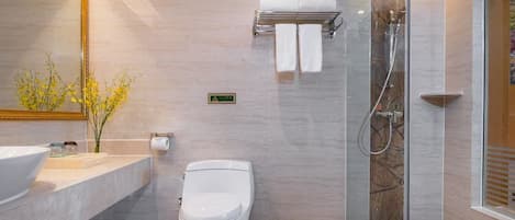 Shower, perlengkapan mandi gratis, pengering rambut, dan jubah mandi
