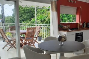 Dining - Beautiful 3-star apartment-Sea view-Terrace-tank-5-minute range-Town center (Saint-François)