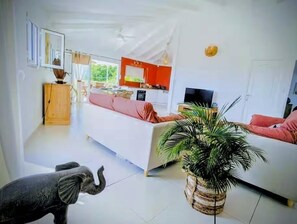 Smart TV, books - Beautiful 3-star apartment-Sea view-Terrace-tank-5-minute range-Town center (Saint-François)
