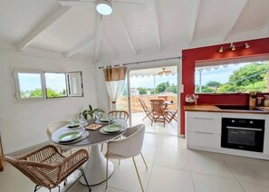 Dining - Beautiful 3-star apartment-Sea view-Terrace-tank-5-minute range-Town center (Saint-François)
