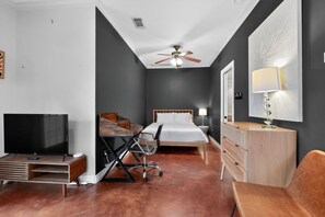 Escritorio, tabla de planchar con plancha, wifi y ropa de cama 