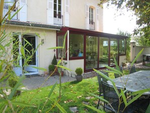 Outdoor dining - Guest Room “Les Charmilles – Red Room” (Charny-sur-Meuse)