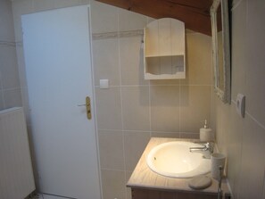 Bathroom - Guest Room “Les Charmilles – Red Room” (Charny-sur-Meuse)