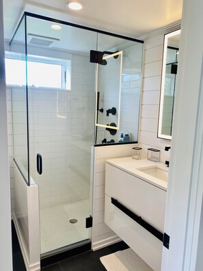 Bathroom - Fully renovated 3 bedroom home-1/2 mile to town and beaches. (Montauk)