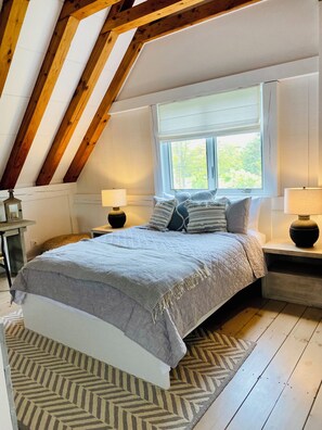 Room - Fully renovated 3 bedroom home-1/2 mile to town and beaches. (Montauk)