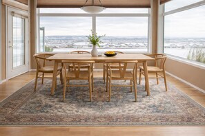 Dining - Unbelievable Panoramic Mountain Views | Downtown Views | 50 Mins to Canmore (Calgary)