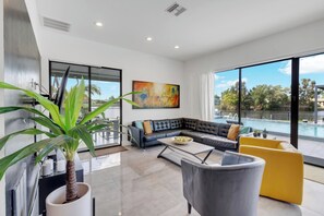 Smart TV - VRCC Villa Waterlillys by the Lake (Cape Coral)