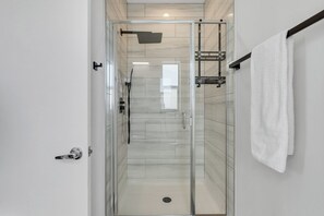 Shower, hair dryer, towels - VRCC Villa Waterlillys by the Lake (Cape Coral)