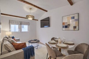 Apartment | Living area - Beautiful Renovated Apartment With AC - Paris East (Paris)