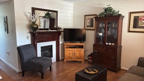 Living area - Lovely Private Apartment with Pool in Walking Distance to Downtown Gatlinburg. (Gatlinburg)