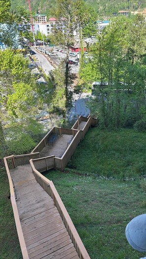 Property grounds - Lovely Private Apartment with Pool in Walking Distance to Downtown Gatlinburg. (Gatlinburg)