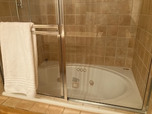 Jetted bath, hair dryer, towels, soap - Perfect 2-bedroom townhome in pleasant Park City neighborhood (Park City)