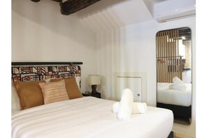 Room - Vrbo Property (Porto)