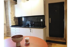 Private kitchen - Vrbo Property (Porto)