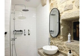 Bathroom - Vrbo Property (Porto)