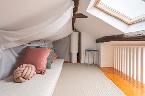 Ein gemütliches Schlafzimmer mit einem Himmelsbett, einem kleinen Tisch und einer Heizung.