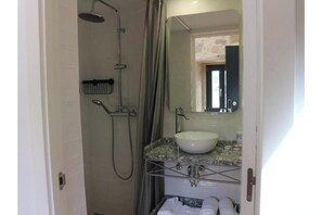 Bathroom - Vrbo Property (Porto)