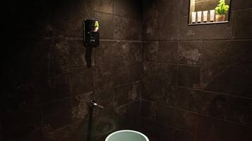 Standard Room | Bathroom | Shower, rainfall showerhead, designer toiletries, towels