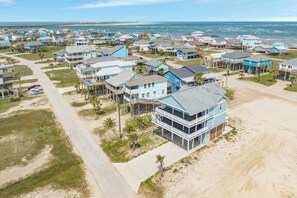 Exterior - Large Home Minutes to the Sand - Sleeps 14! (Freeport)
