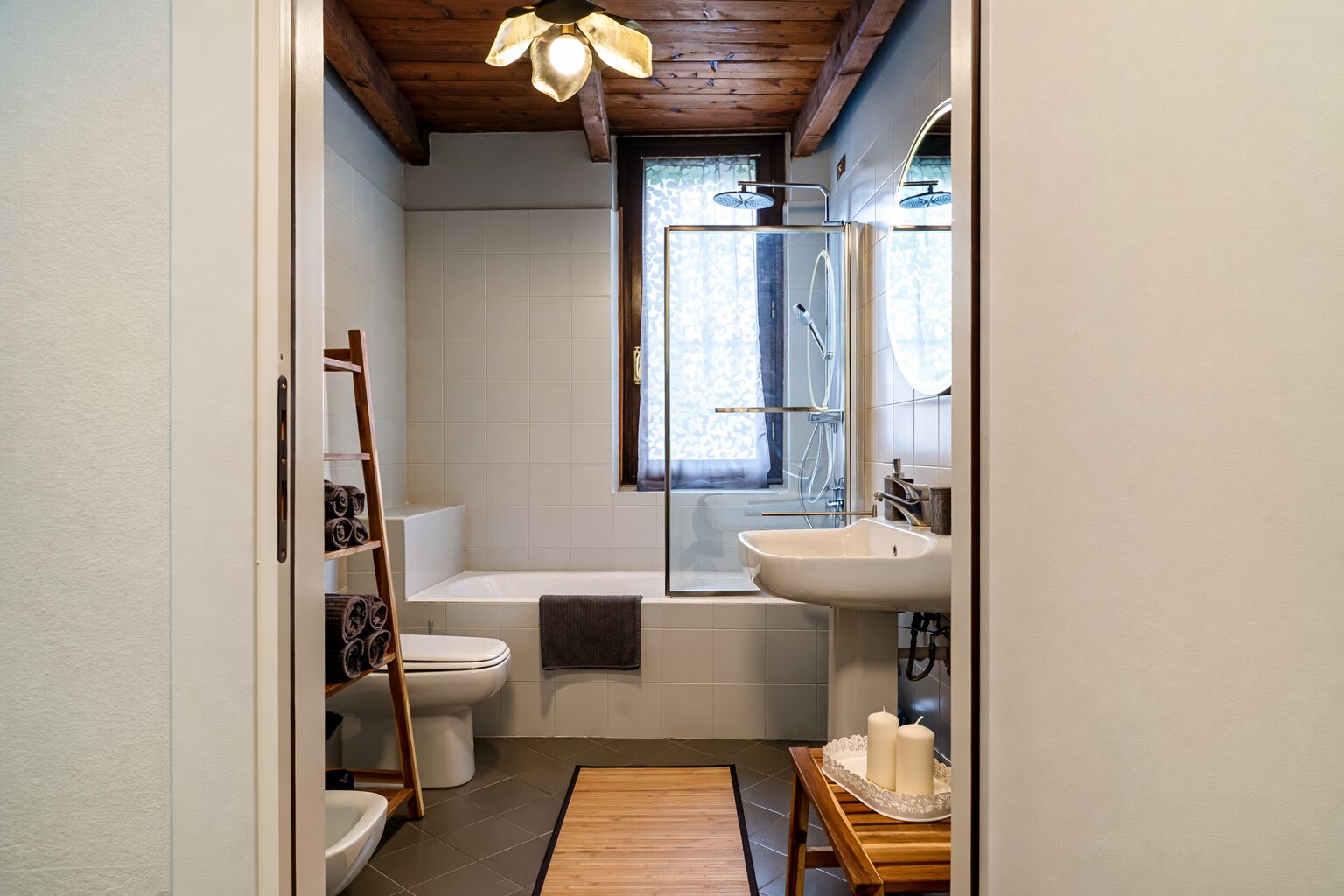 Baignoire et douche séparées, baignoire relaxante profonde