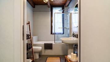 Baignoire et douche séparées, baignoire relaxante profonde