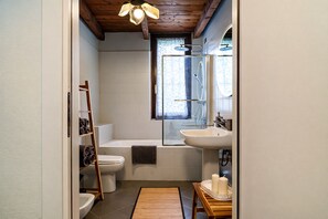 Separate tub and shower, deep soaking tub, hair dryer, towels - Navigli House-private Garden -quiet Oasis-sleeps 5 (Milan)
