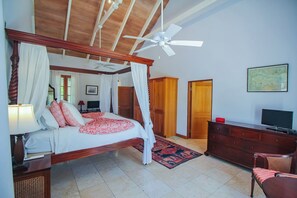 Tabla de planchar con plancha, wifi y ropa de cama 